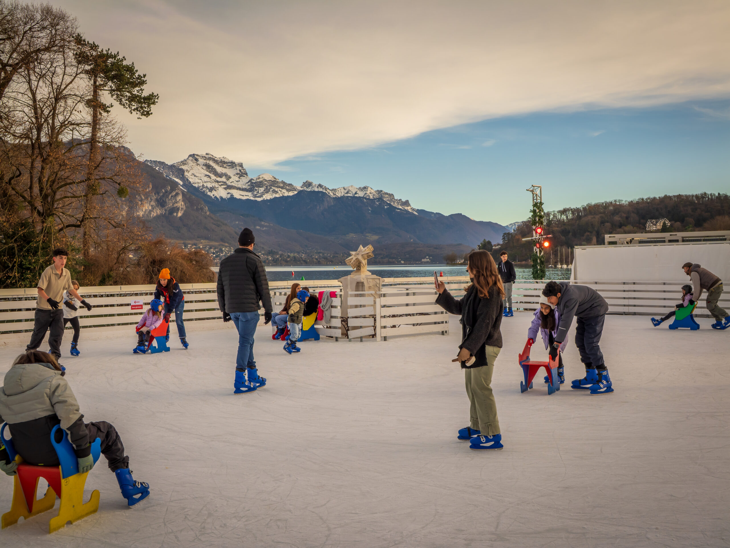 patinoire du marché de noël de annecy