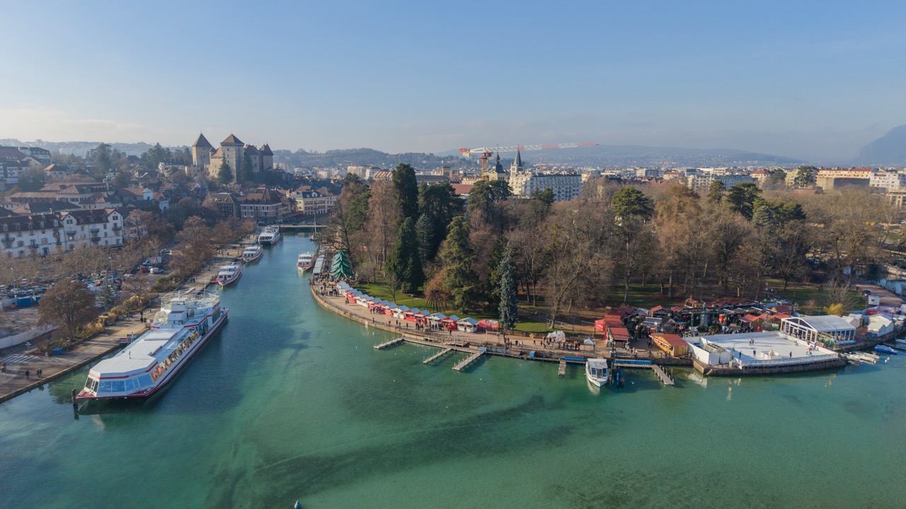 Le Marché de Noël d’Annecy 2025 au cœur de la vieille ville Marché de Noël d’Annecy 2025 en vieille ville, vue aérienne le long du canal du Thiou