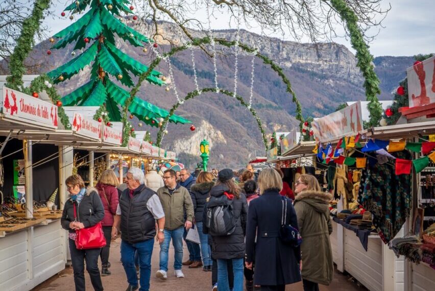 Consigne solidaire du Marché de Noël d’Annecy 2025, visiteurs dans les allées du centre-ville